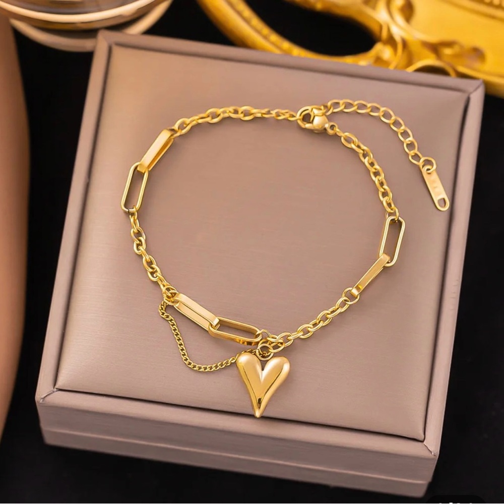 New Adjustable 18k Gold
Stainless Steel Heart Bracelet.